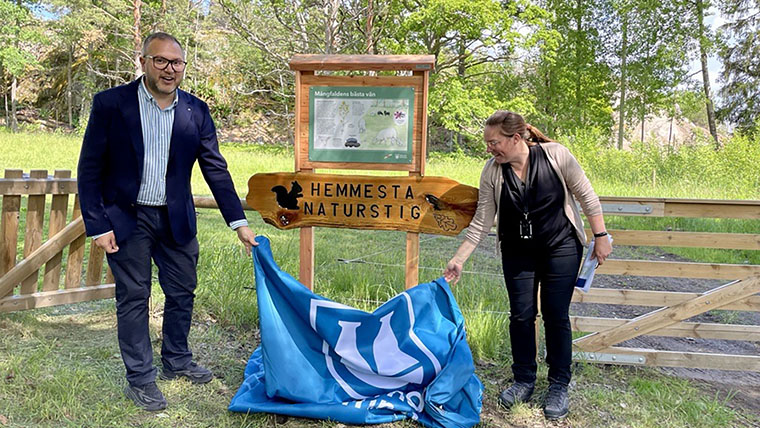 Kommunstyrelsens ordförande Carl Kangas och projektledare Ann-Sofie Jalvén inviger naturstigen